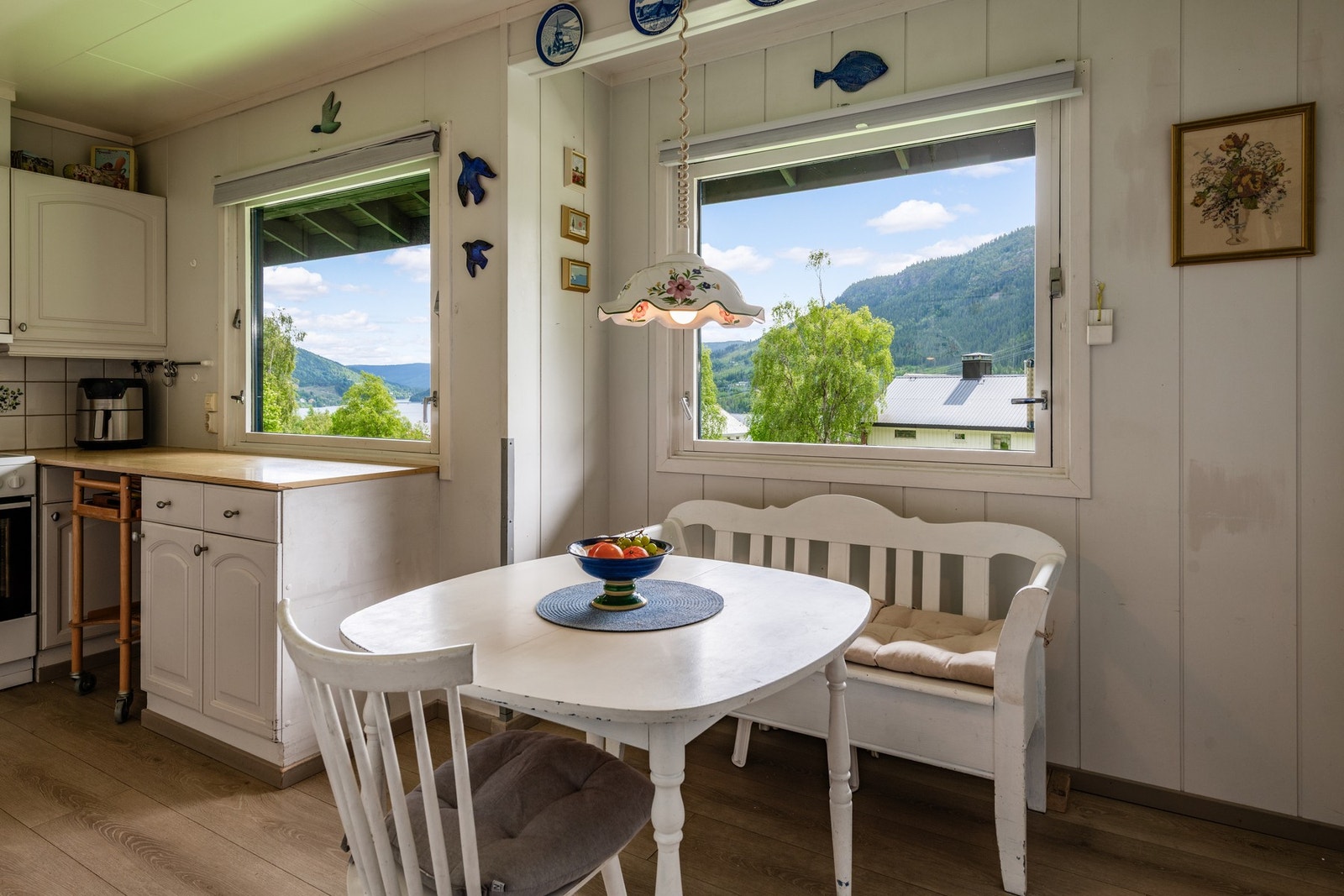 Koselig spisebord ved kjøkkenvinduet Galleribilde