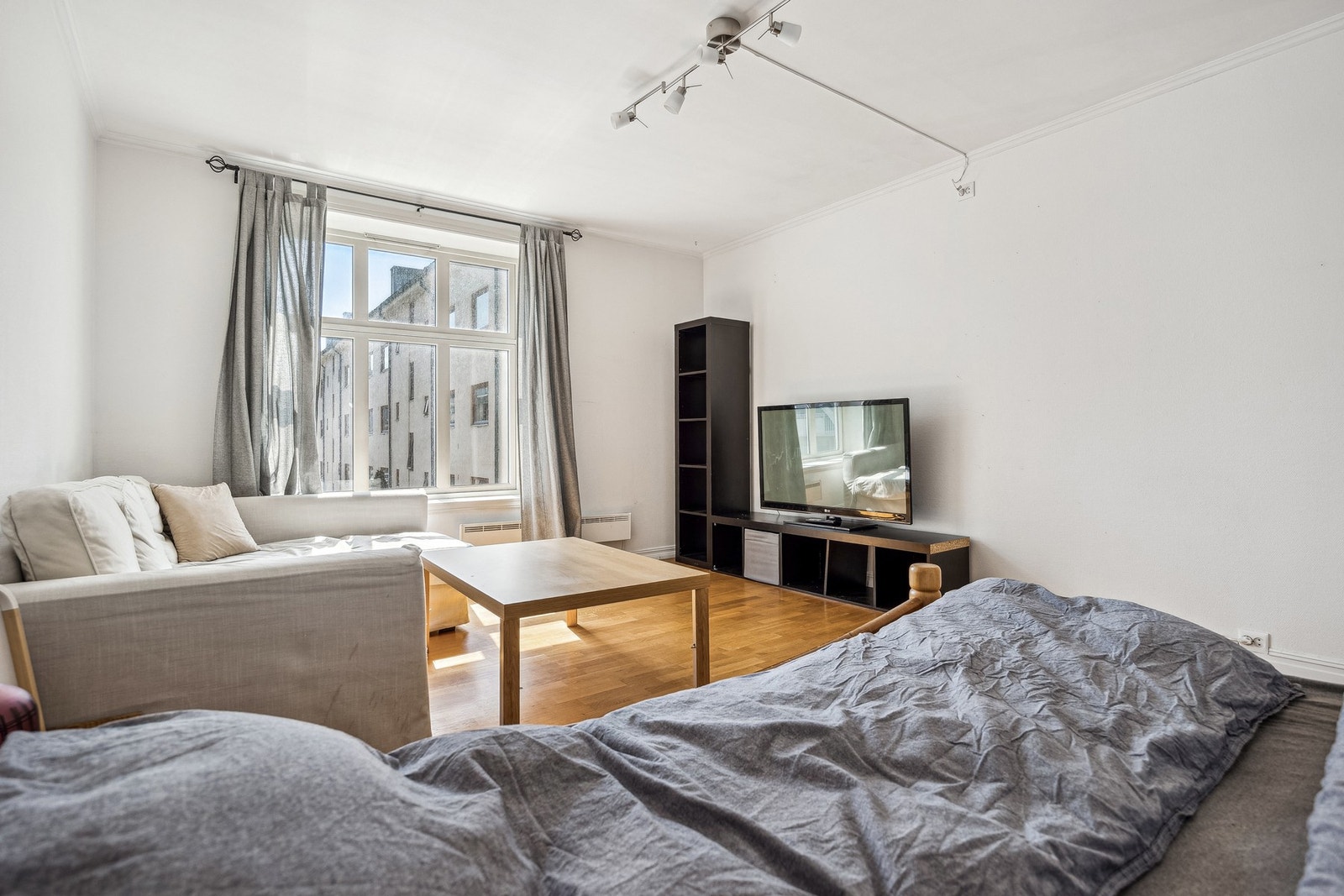 Stuen er velholdt i lysefarger med store vinduflater. Galleribilde