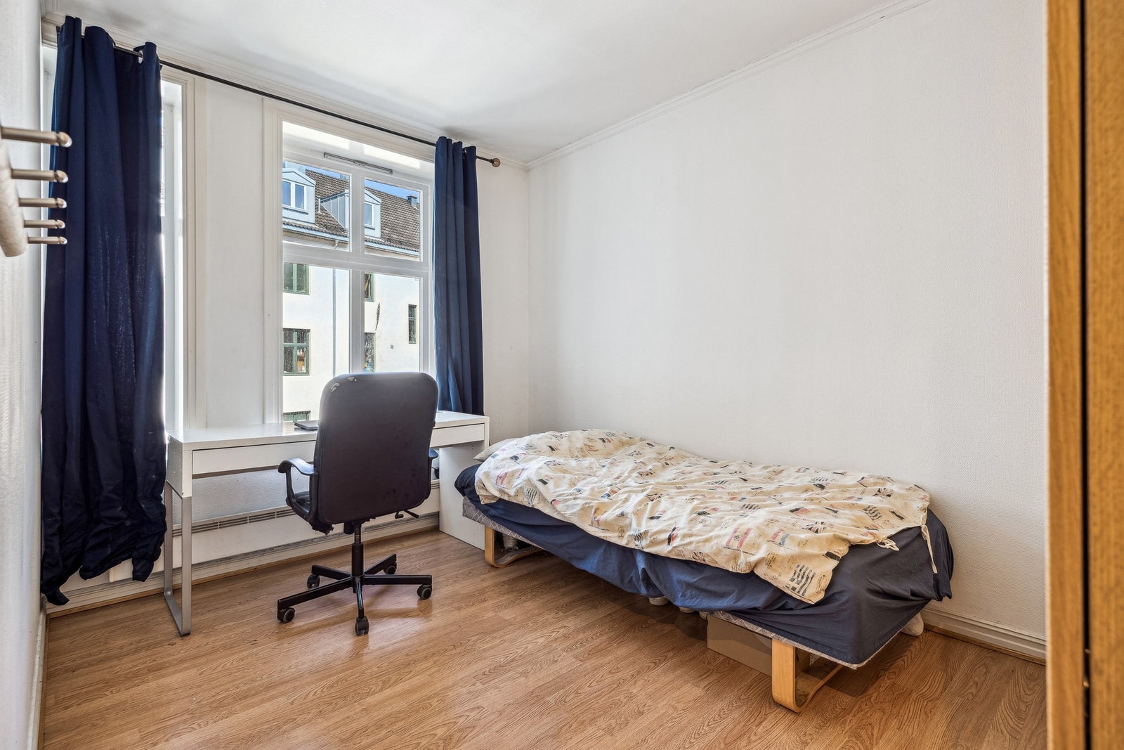 soverommet har god størrelse og godt med plass til både oppbevaring og ønsket sengestørelse Galleribilde