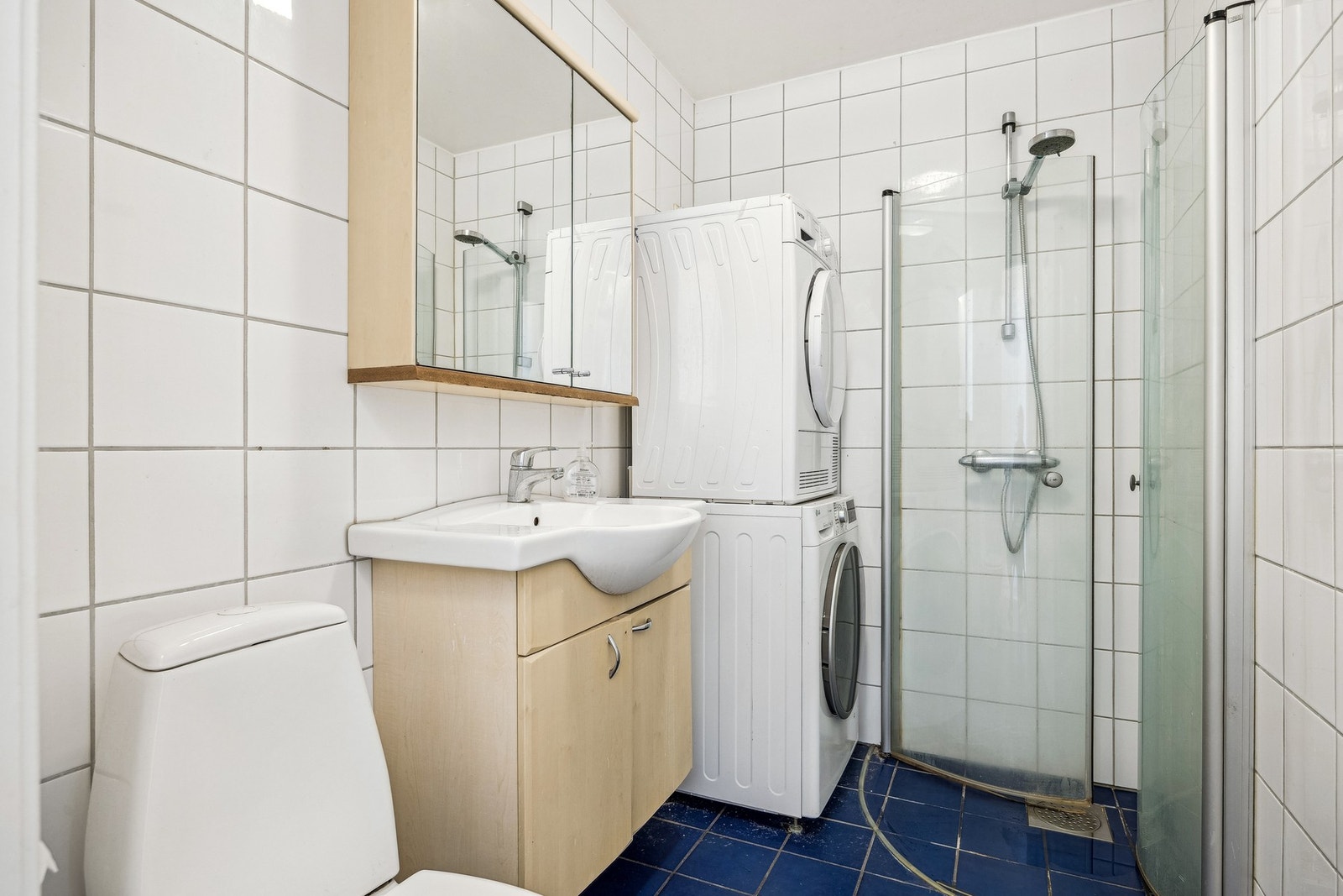 Badet har flislagt gulv og malte flater i himlingen. Galleribilde