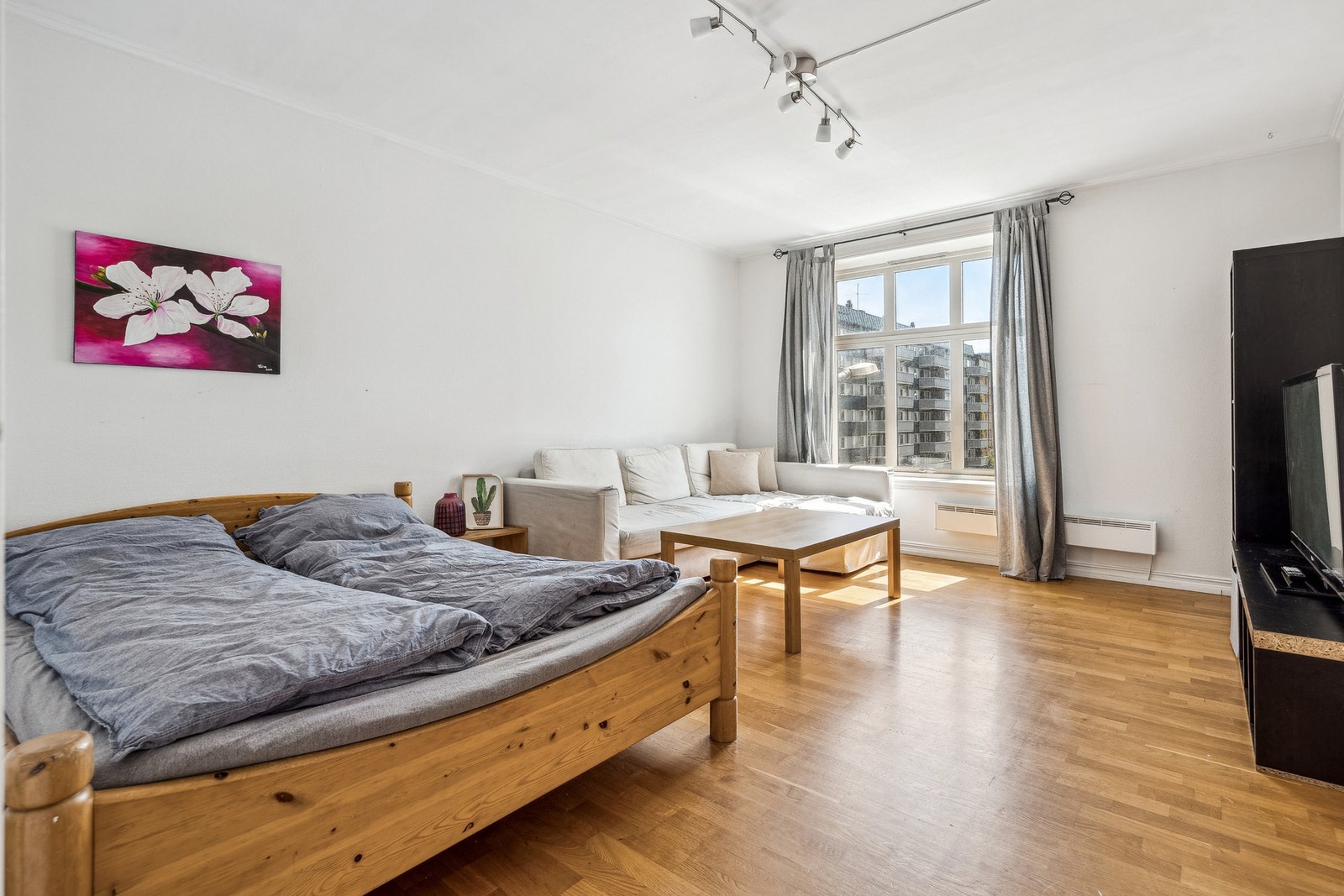 Den romslige stuen gir rom for flere møbleringsmuligheter. Galleribilde