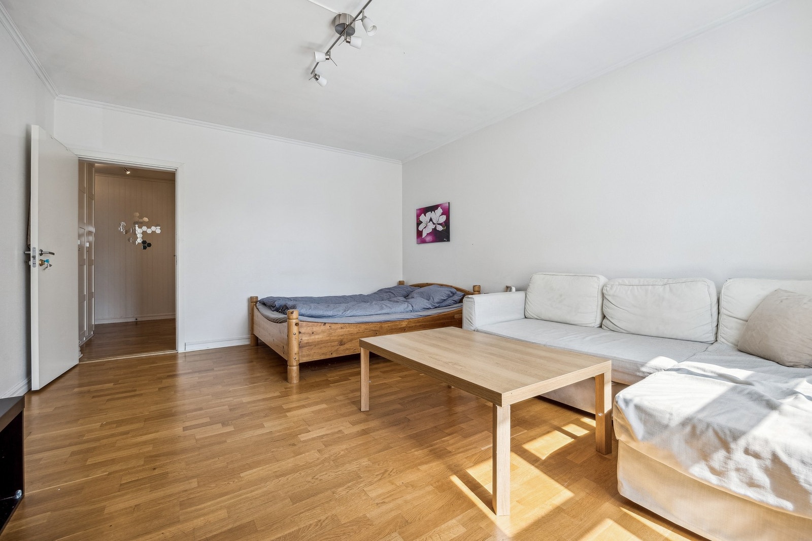 Leiligheten har en lys og romslig stue på 18,5 kvm med god plass til sofaløsning og tilhørende møblement. Galleribilde