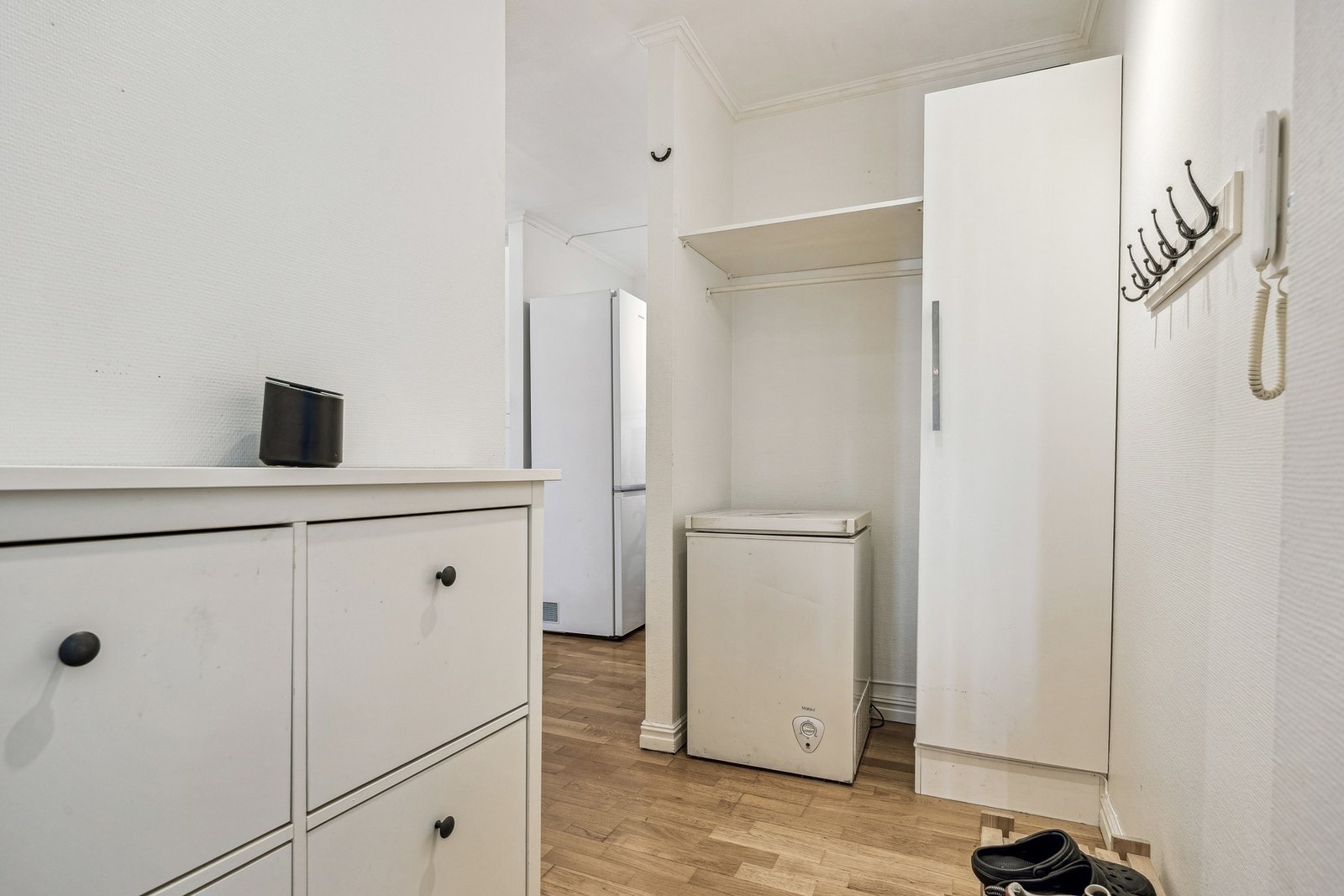 Ved entréen er det godt med plass til oppheng av yttertøy, skotøy og praktisk oppbevaring. Galleribilde