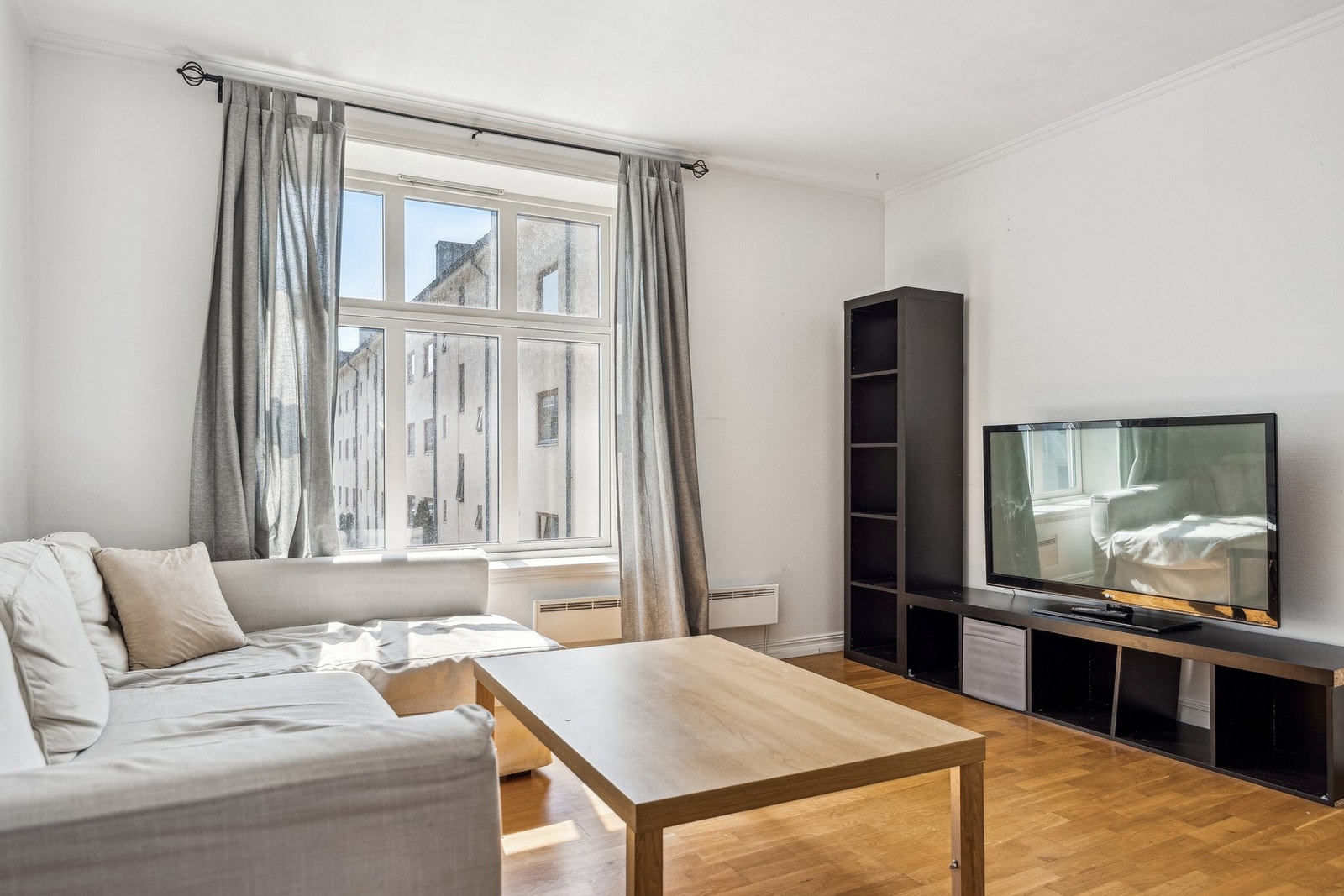 Planløsningen byr på en innbydende og luftig stue med godt lysinnslipp, to soverom, et praktisk kjøkken, bad og en romslig entré. Galleribilde