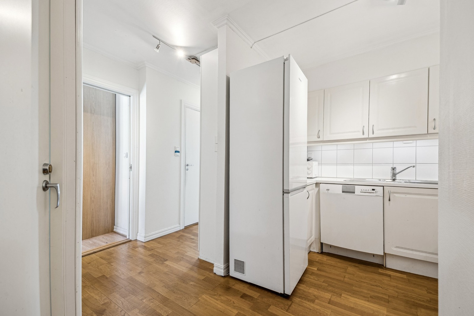 Det er nedfelt oppvaskkum med ettgreps armatur, samt belysning under overskap og stikkontakter plassert over benken for enkel tilgang. Galleribilde