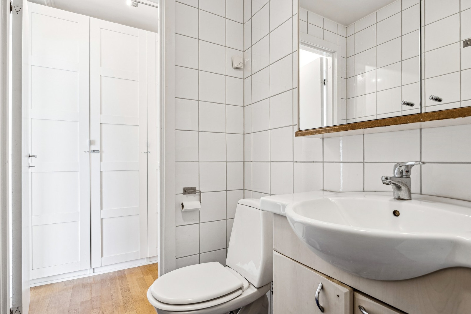 Det er innredet med vegghengt servantskap og ovenpåliggende servant med armatur. Over servanten er det speilskap med oppbevaringsmuligheter. Galleribilde