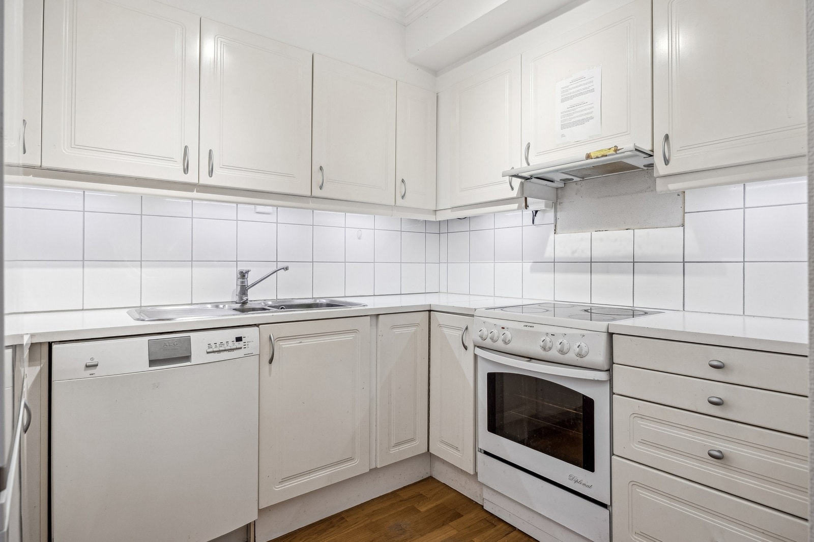 Kjøkkenet har en åpen og praktisk løsning med innredning i klassisk stil, profilerte fronter og laminert benkeplate. Galleribilde