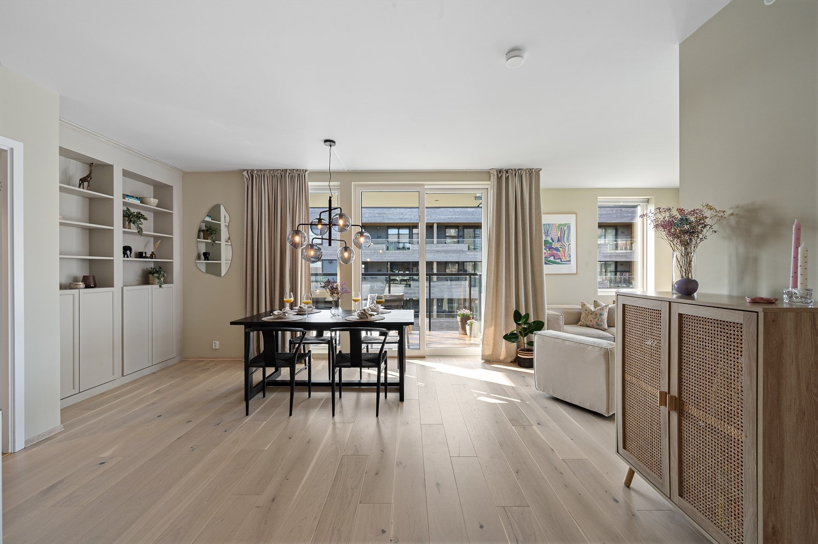 - Innvendig måler leiligheten 82m² og inneholder entré, bad, 3 soverom, stue/kjøkken og bod - Galleribilde