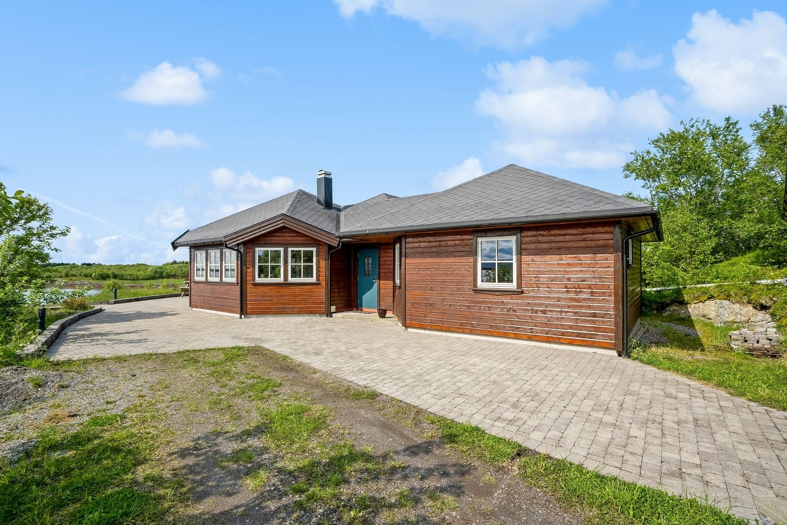 Velkommen. 3 av soverommene ligger i den nordlige delen av boligen, sammen med baderommet. Hovedsoverommet ligger i tilbygget som går ut fra baksiden av enheten. Galleribilde