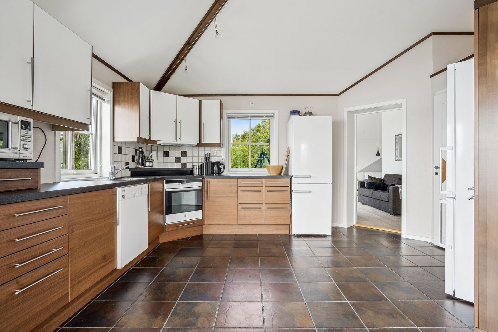 Innredning også på motsatt side av arbeidssonene. Galleribilde