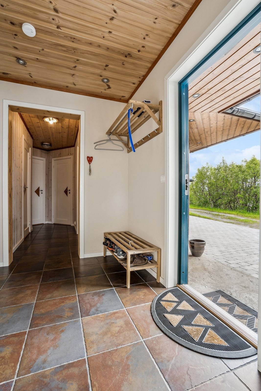 Her ser man mellomgangen som fører til badet og til 3 av soverommene. Galleribilde