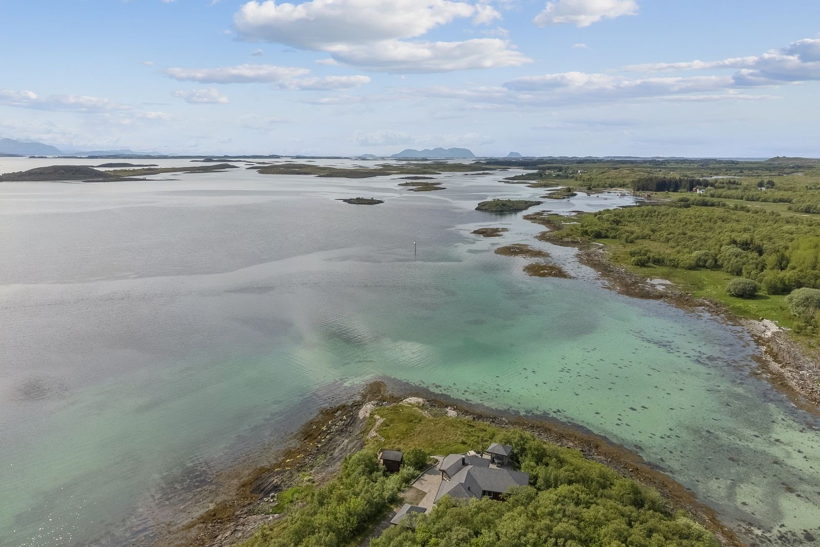 Sjelden utsikt mot Vega og Søla. Kjekt med bademuligheter et steinkast fra eiendommen. Galleribilde