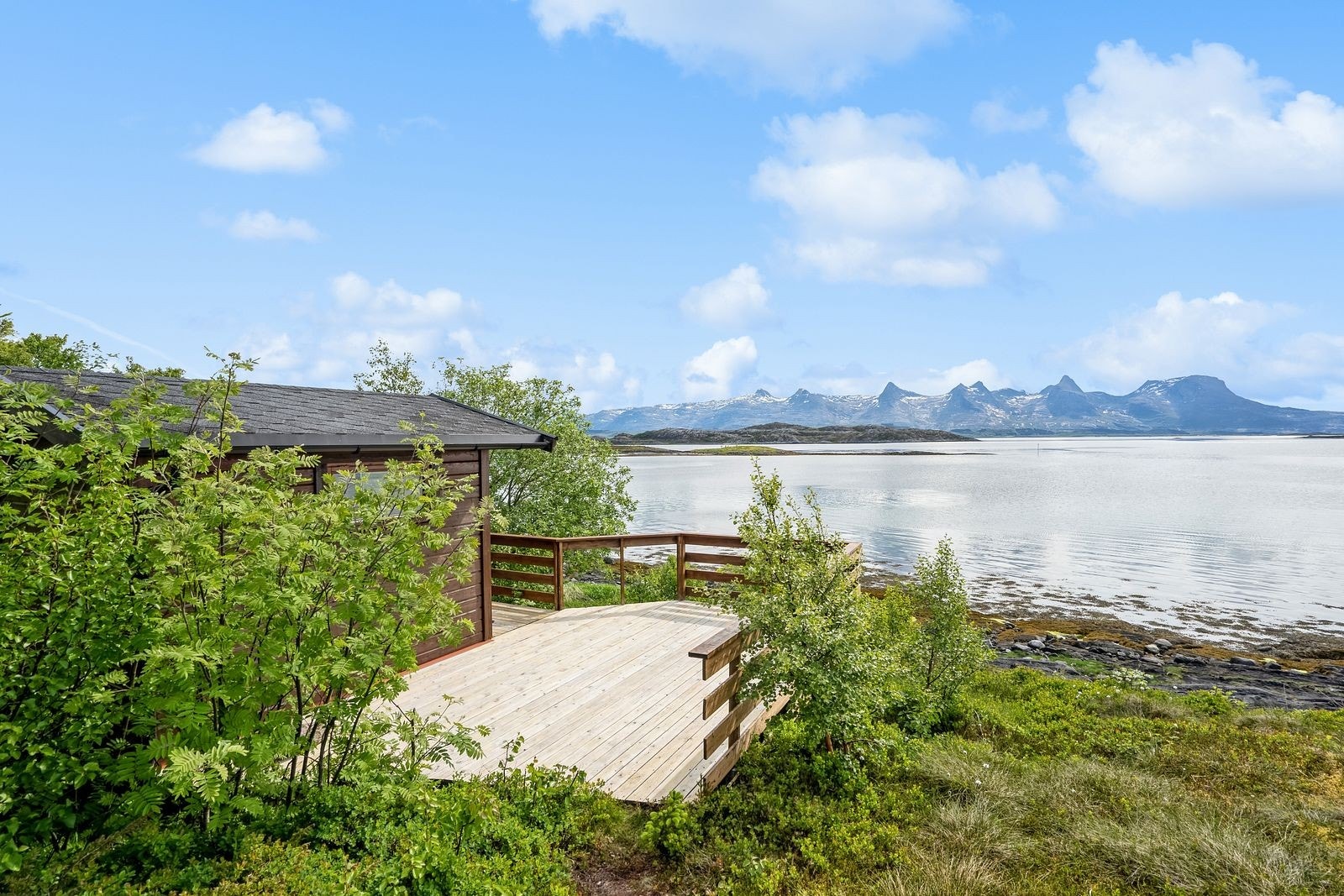Det isolerte annekset med egen terrasse ligger litt nedenfor fritidsboligen, vendt mot De syv søstre og sjøen Galleribilde