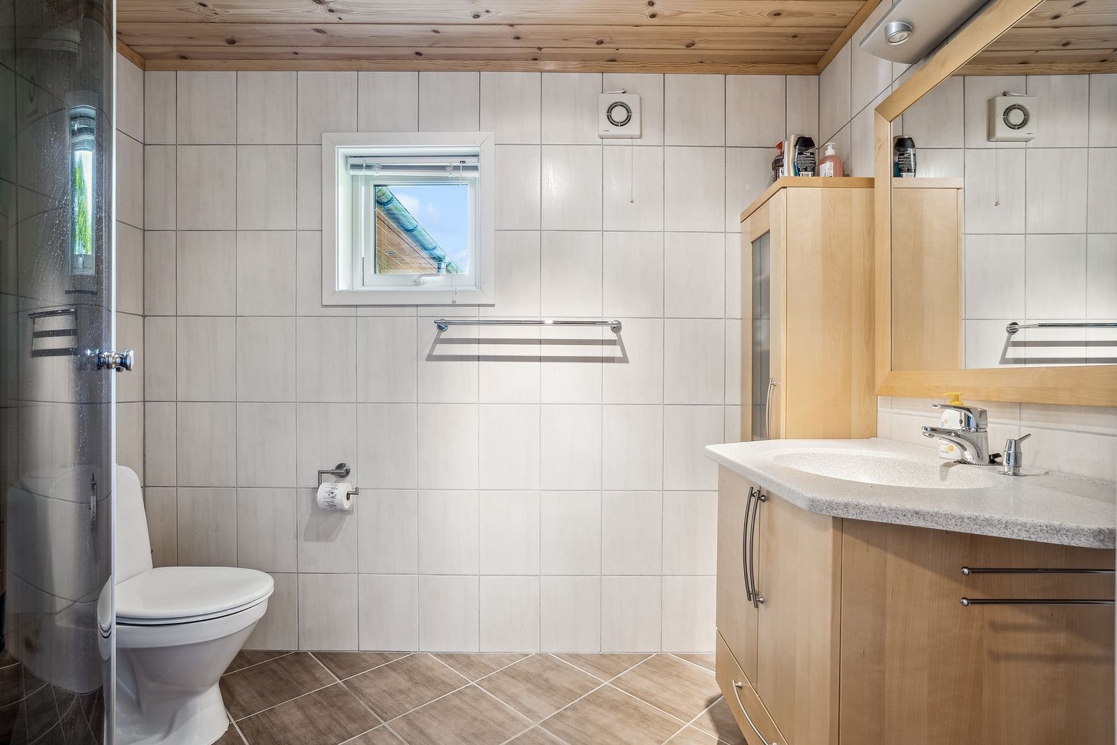 Fin størrelse til formålet. Baderommet ligger i nær tilknytning til alle fire soverommene. Galleribilde