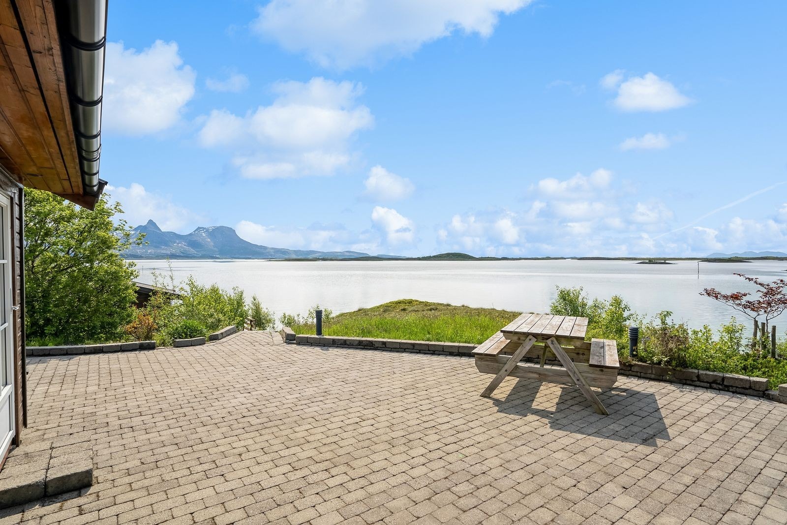Upåklagelig utsikt fra det store brosteinsbelagte arealet i fremkant av boligen. Her er det ingen trafikk, skjermet tomt og med en beliggenheten like ved sjøen. Galleribilde