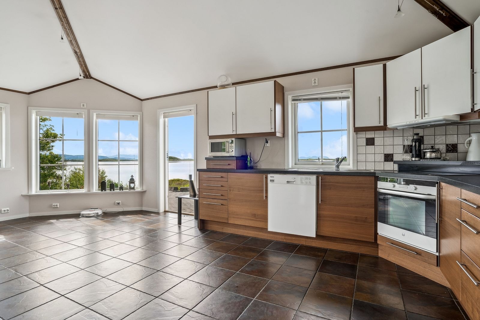 Mye gulvaeral. det kan fint møbleres i soner i spisestuen og kjøkkenet. Galleribilde