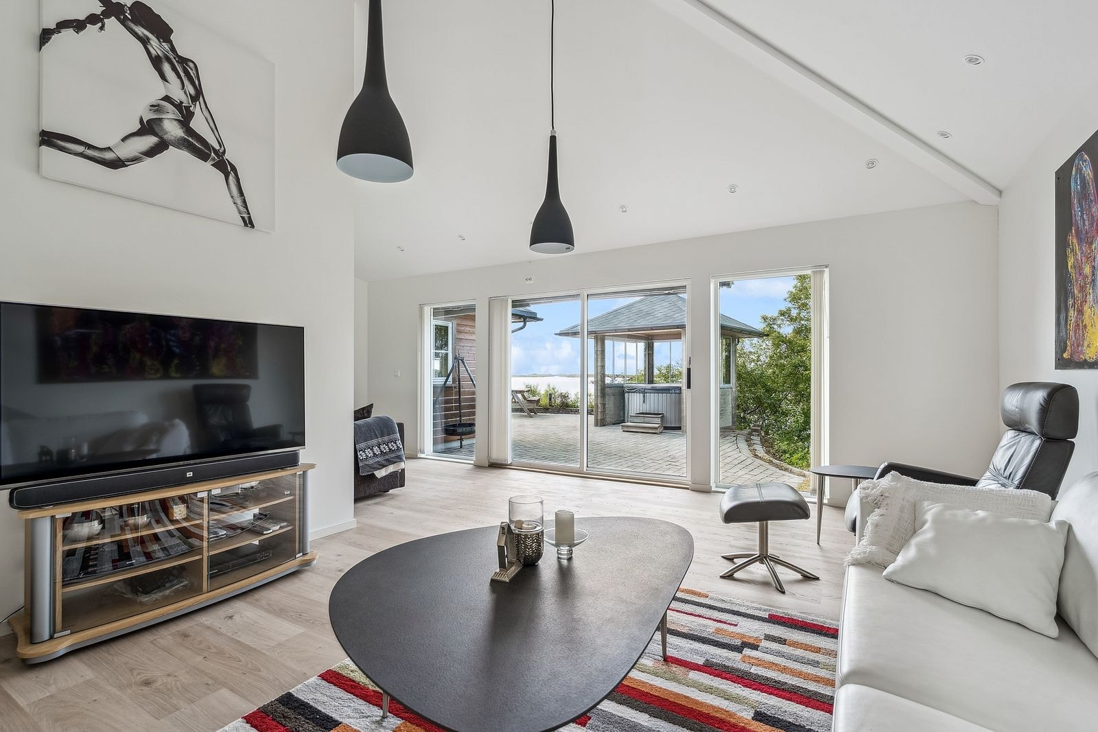 Ny laminat lagt i år. Stuen og hovedsoverommet befinner seg i tilbygget. Stor skyvedør som fører ut til utearealet. Markise over vinduene. Galleribilde