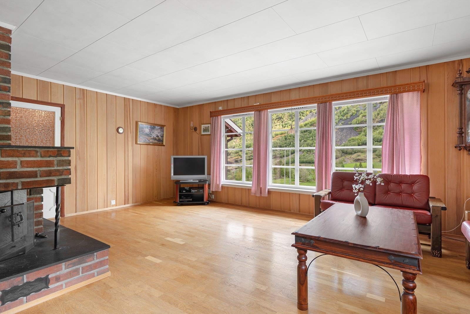 Stova er romsleg med plass til sofagruppe og sittegruppe. Galleribilde