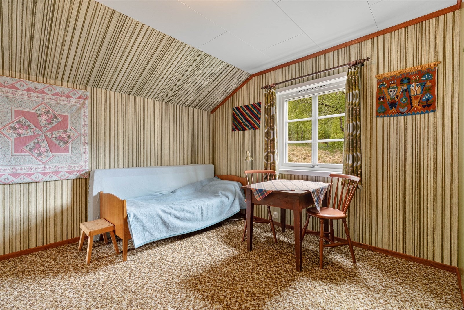 Soverom av god størrelse med plass til seng og garderobe. Galleribilde