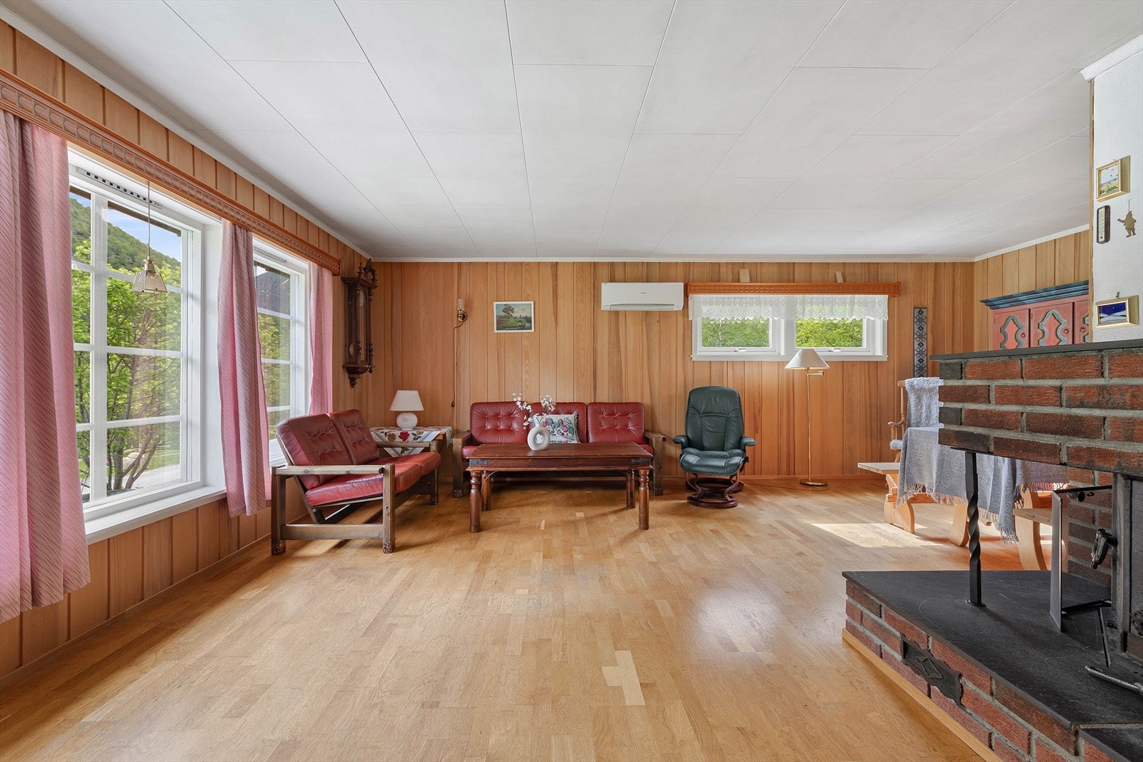 Ein koseleg bustad over to plan som idag framstår i god stand og er godt vedlikehalden. Galleribilde