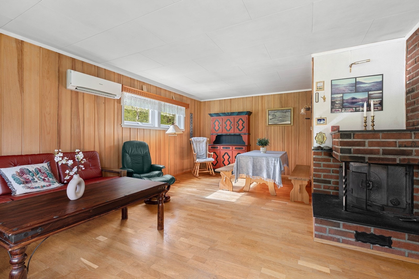 Det er peis og varmepumpe montert i stove. Galleribilde