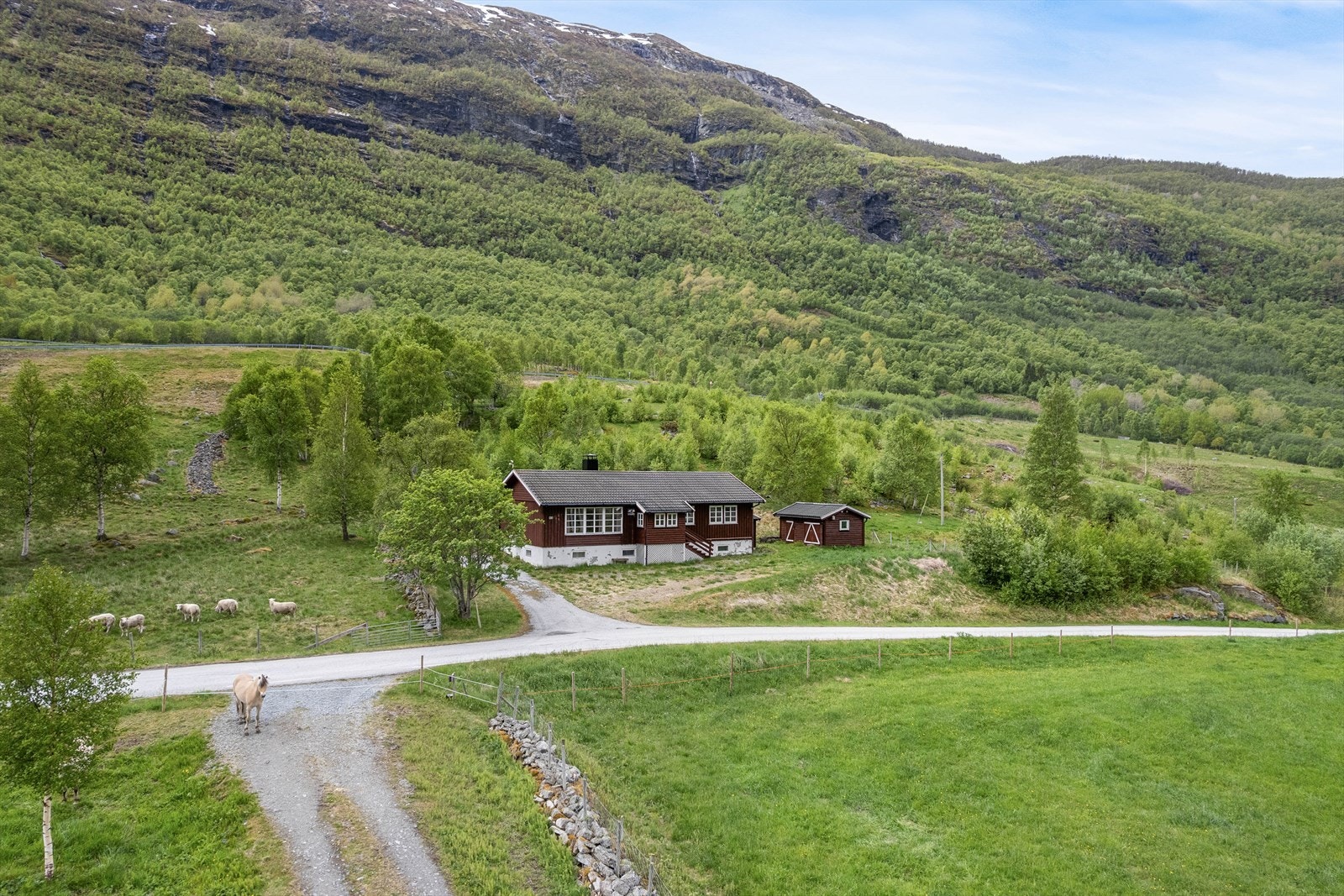 Eigedomen ligg landleg til på Borgund i Lærdal Kommune med usjenert og privat plassering. Galleribilde
