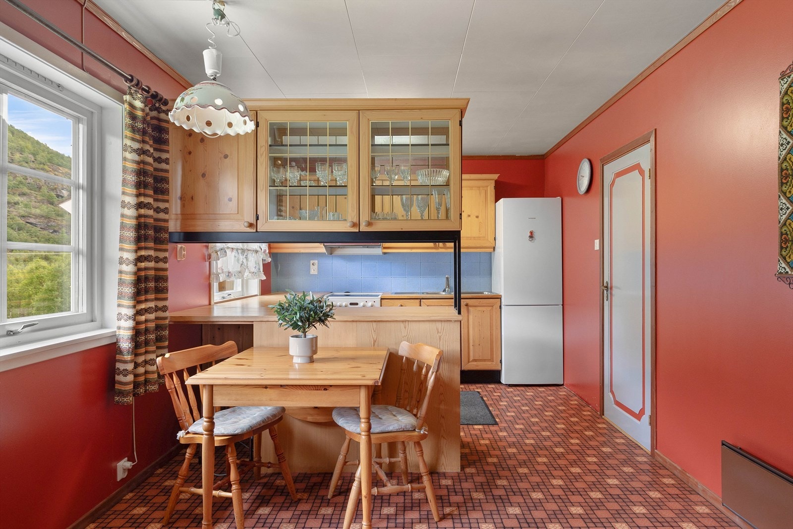 Kjøkken av god størrelse med plass til ei romsleg sittegruppe. Galleribilde