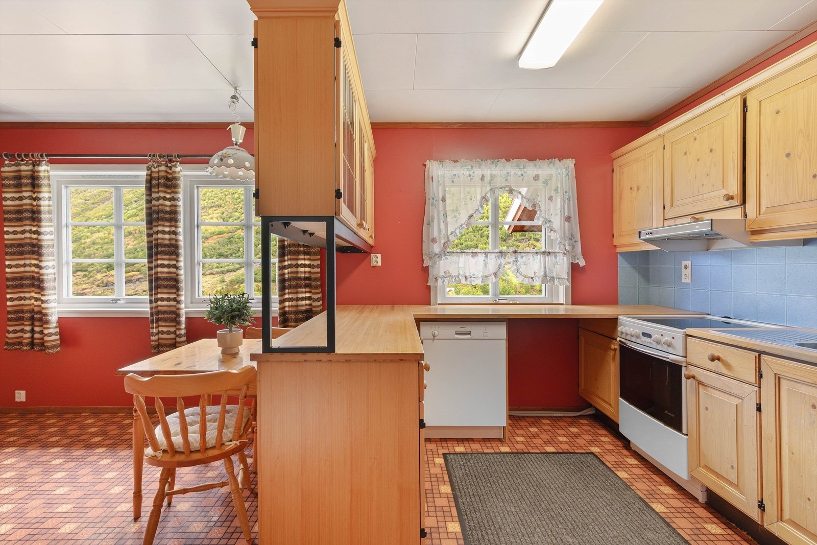 Kjøkken med heiltre dørar og laminat benkeplate. Galleribilde