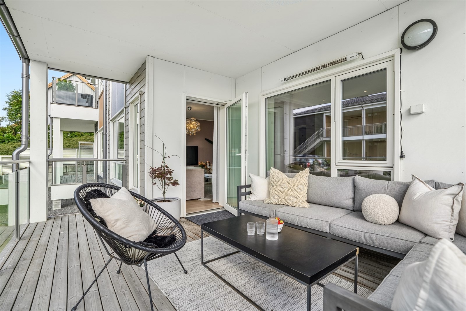 Overbygd terrasse med varmelampe Galleribilde