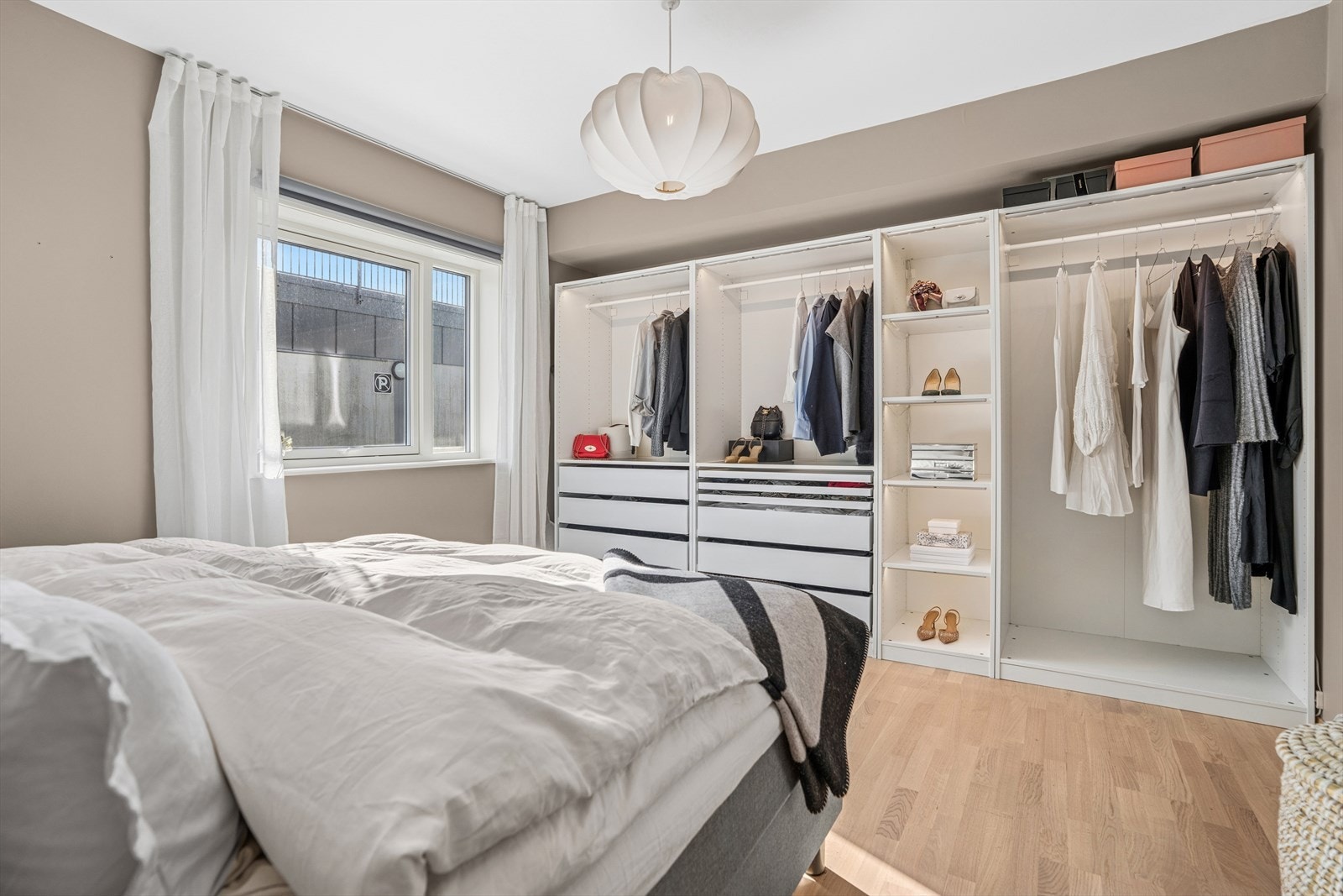 Stor garderobe på soverommet Galleribilde