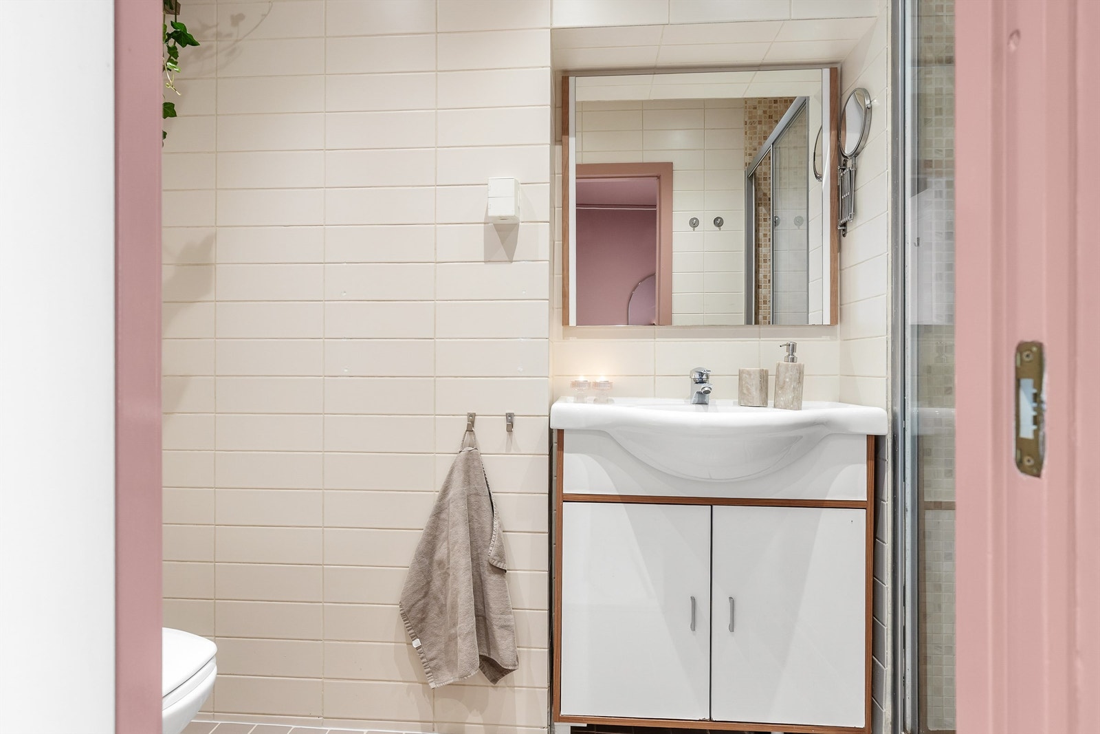 Badet er pent flislagt på gulv og vegger med elektrisk varme i gulvet. Galleribilde