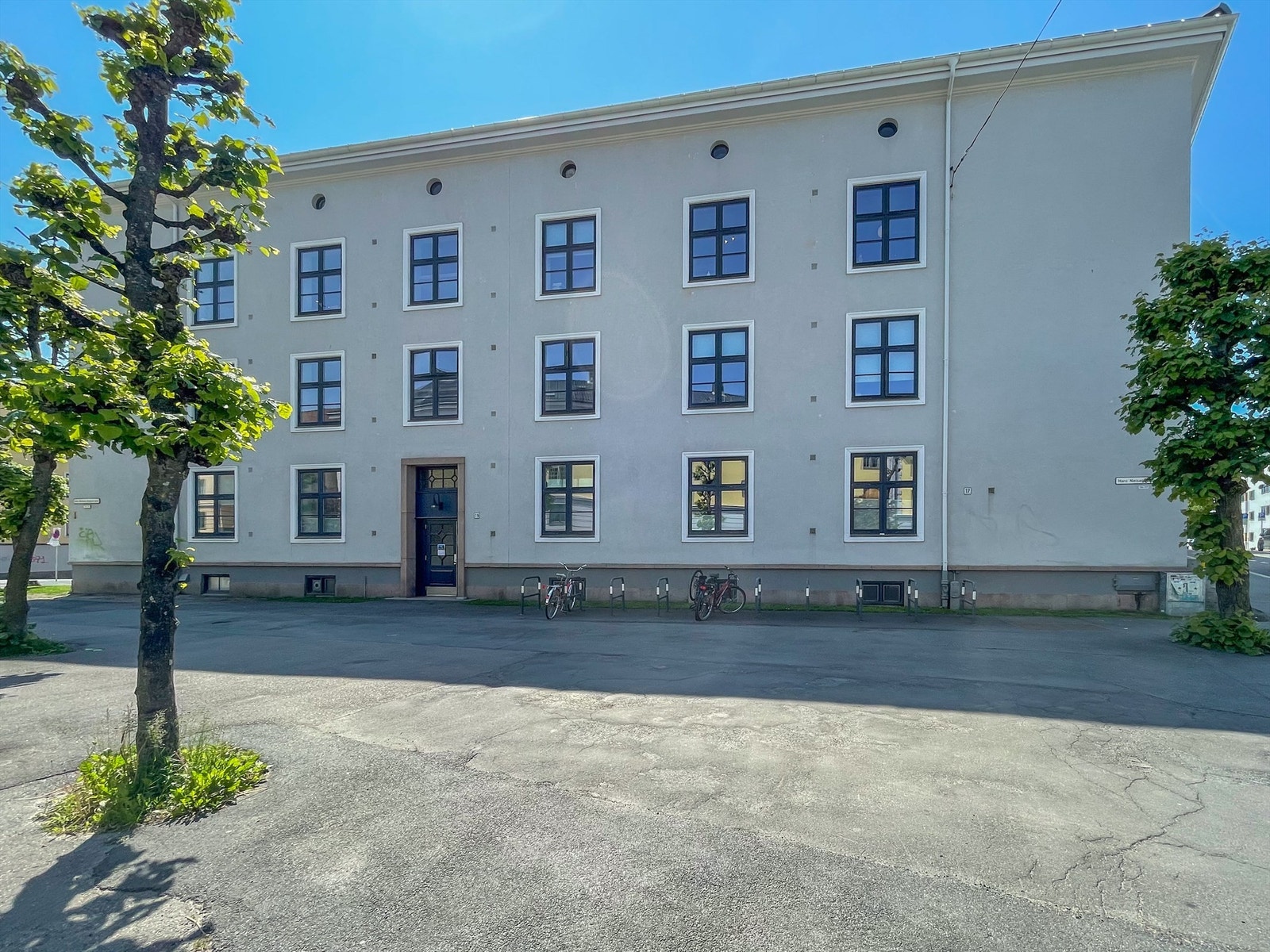 Bygården er avgrenset av Hans Nielsen Hauges gate, Nordkappgata, Åsengata, Roverudsgate og Torshov kirkepark. Hovedinngangen er ved Hans Nielsen Hauges plass 1. Galleribilde