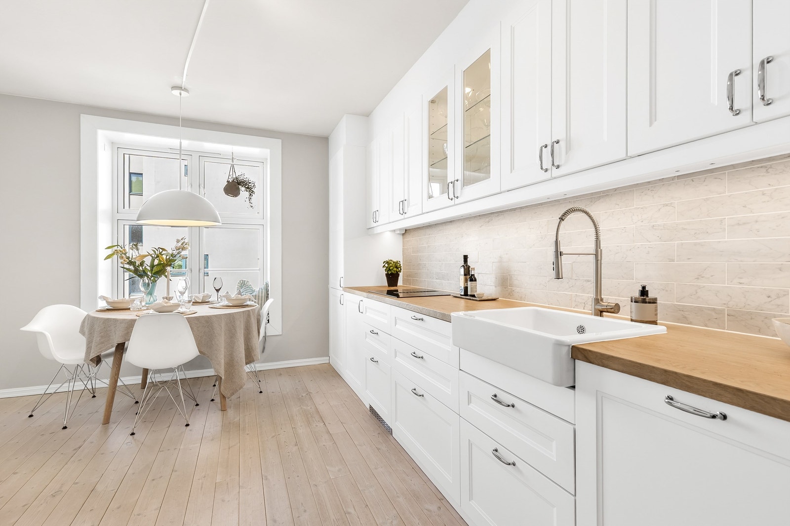 Det er rikelig med oppbevaringsplass i skuffer og skap og den store benkeplaten gjør det enkelt å diske opp lekre retter. Galleribilde