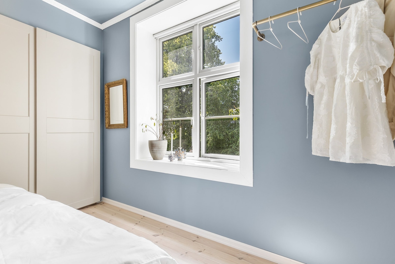 Det er store vindusflater som slipper inn rikelig med dagslys og har utsikt mot frodige grøntområder. Galleribilde