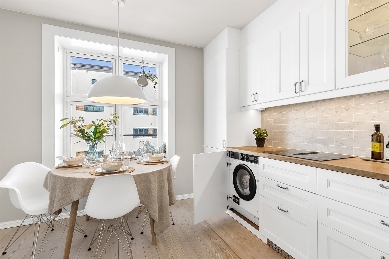 Av integrerte hvitevarer er det induksjonstopp med kullfilter, stekeovn, oppvaskmaskin og kjøleskap med frys. Det er også både plass og opplegg for vaskemaskin. Galleribilde