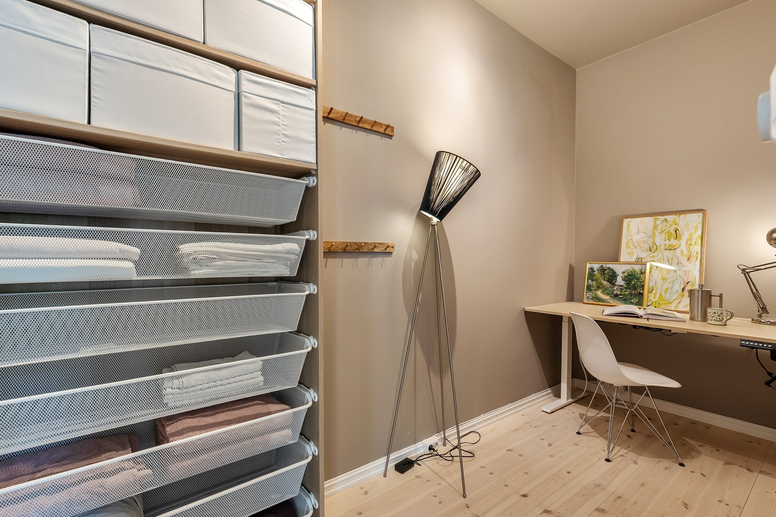 Fra soverommet er det også adkomst til et romslig "kontor". Rommet oppfyller ikke dagens krav til oppholdsrom. Galleribilde