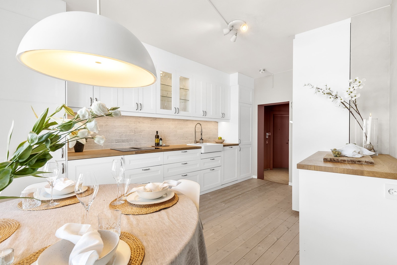 Kjøkkenet er lekkert og tidløst med med profilerte fronter og heltre benkeplate med nedfelt vaskekum. Galleribilde