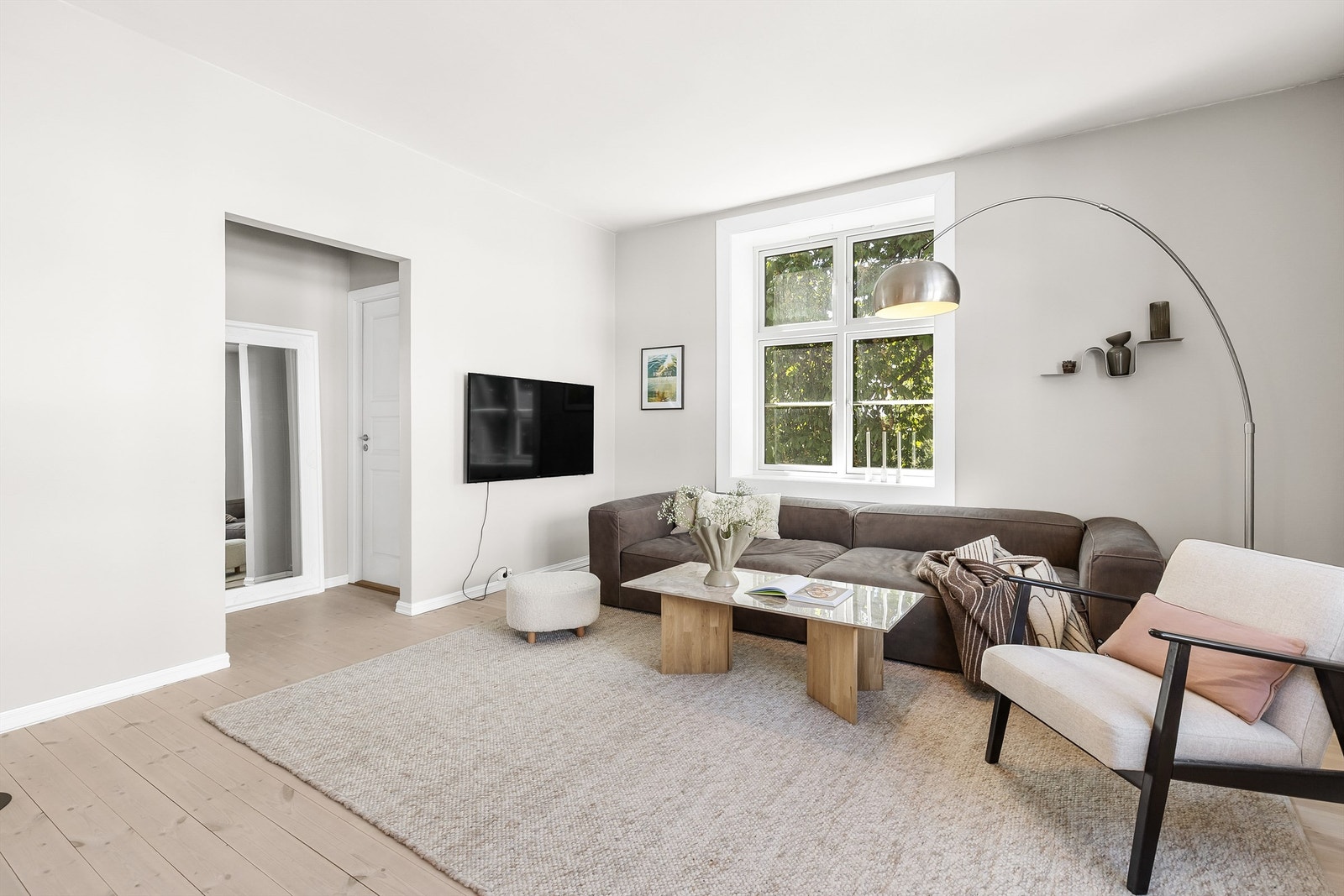 Stuen er lys og luftig med god plass til sofa, salongbord og TV-seksjon. Galleribilde