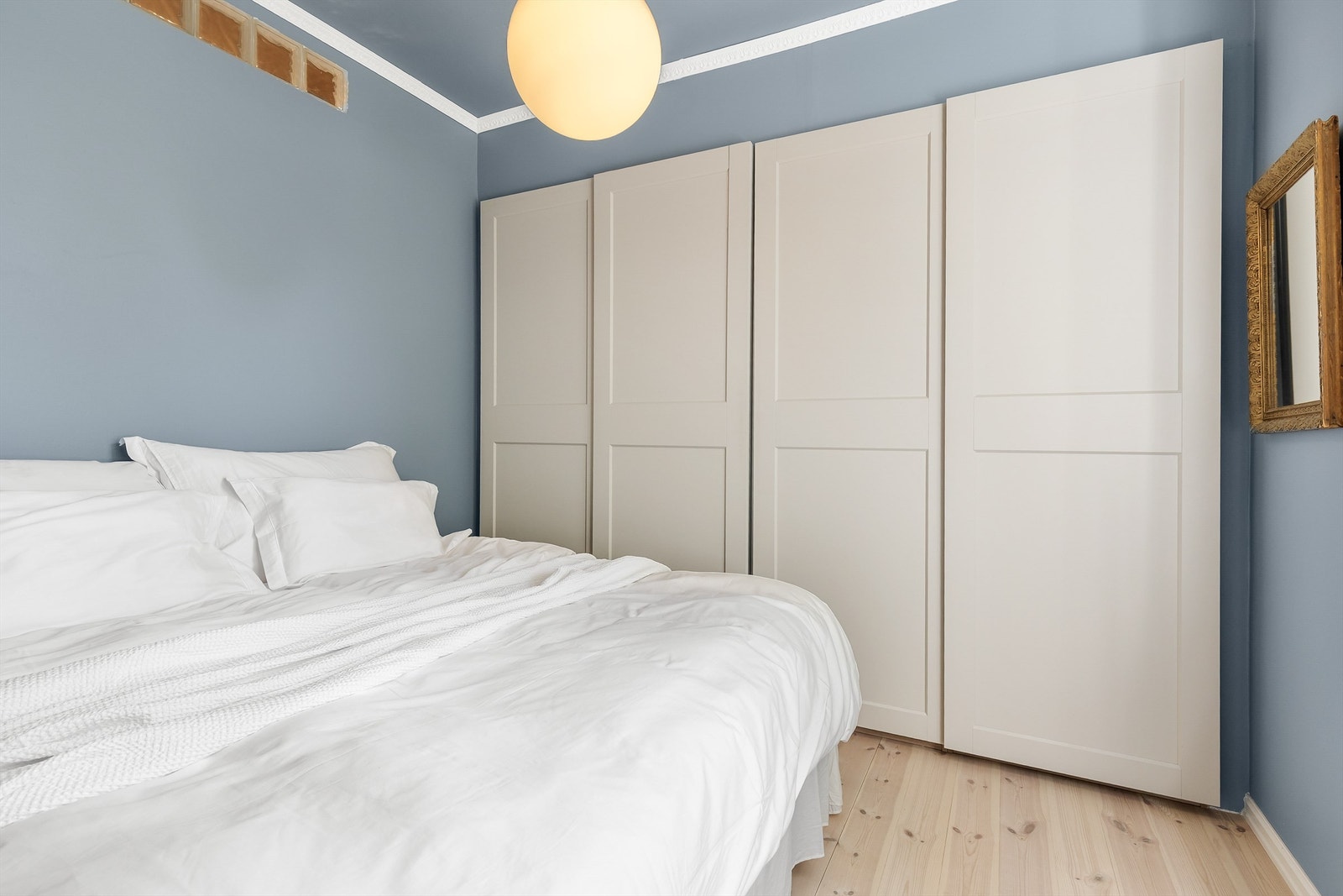 Soverommet er av god størrelse med plass til dobbeltseng, tilhørende nattbord og et romslig garderobeskap. Galleribilde