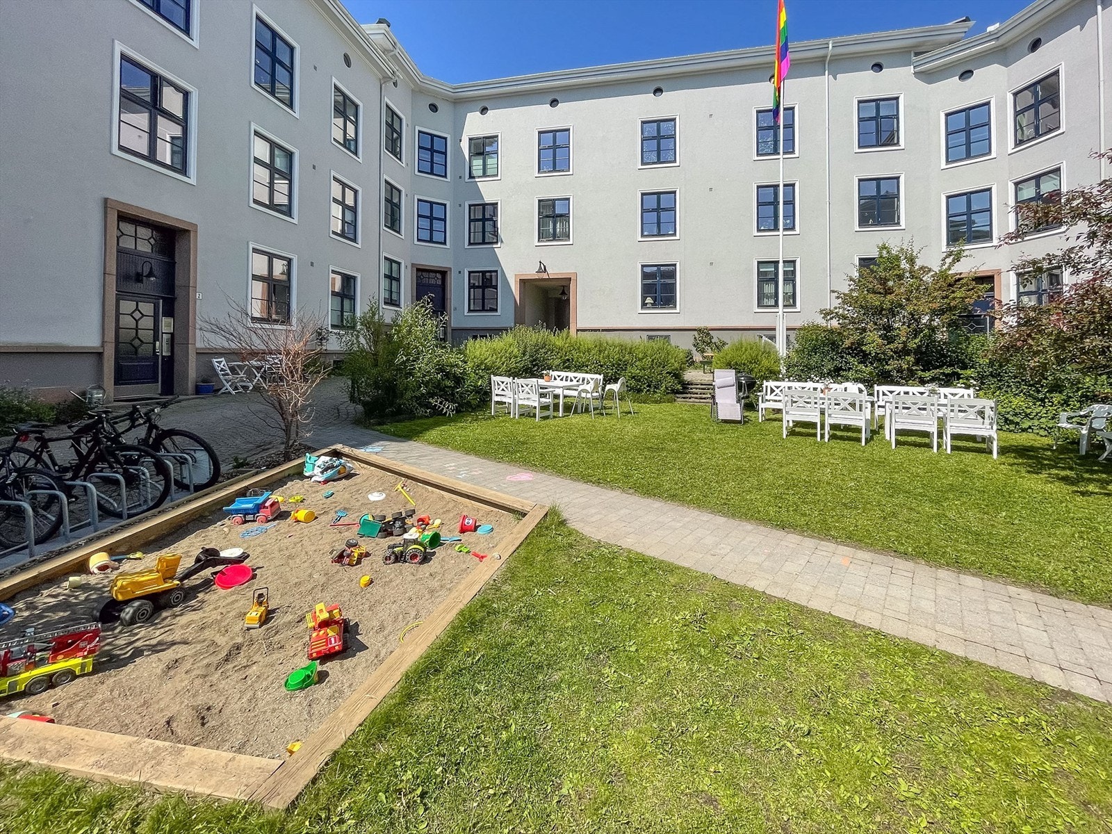 Bakgården har pent opparbeidet fellesområde med plass til å invitere venner og familie på besøk de dagene været tillater det. Galleribilde