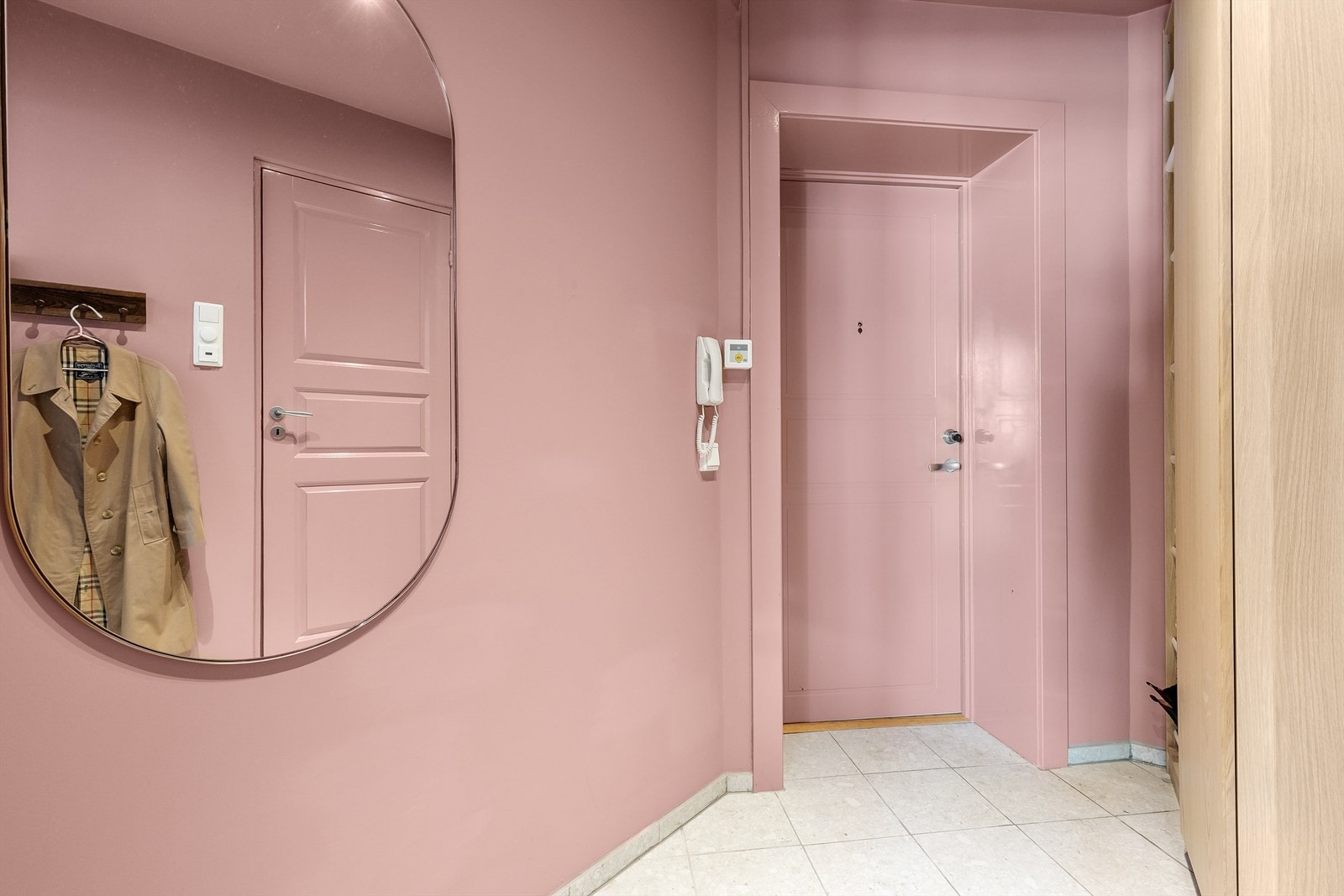 Velkommen inn! Entréen er lys og innbydende med god plass til å henge fra seg yttertøy og sko. Galleribilde