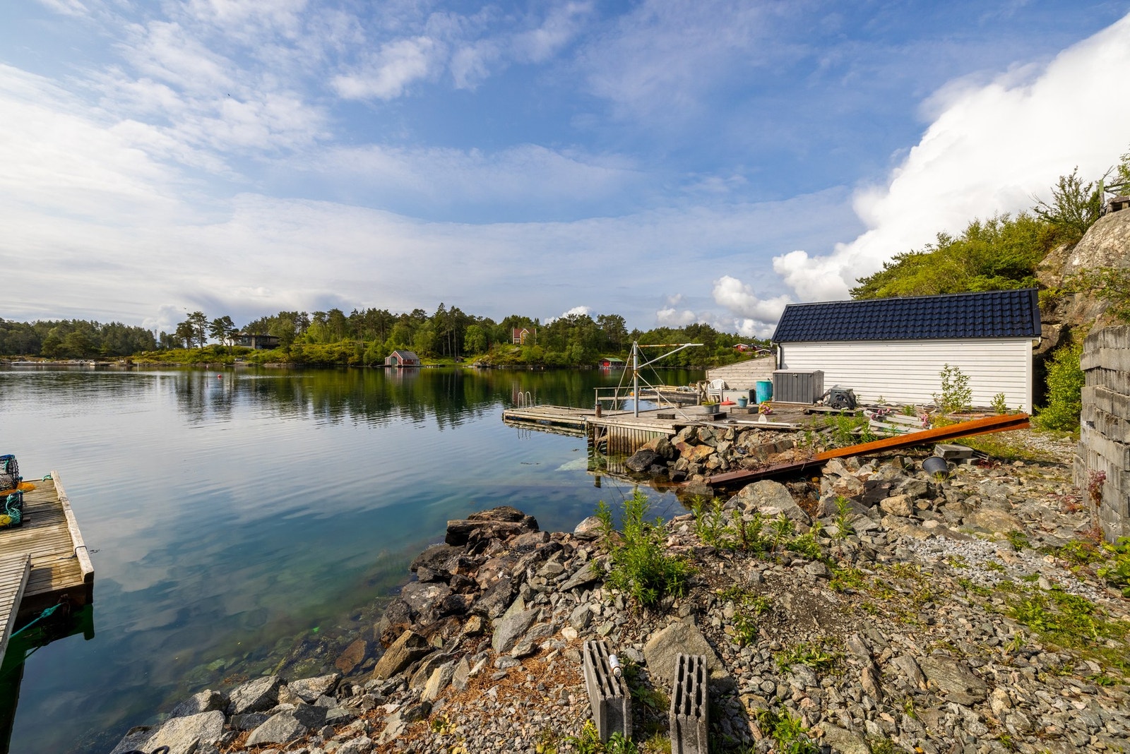 Nydelig naustetomt på Hjellestad med skjermet og idyllisk beliggenhet. Galleribilde