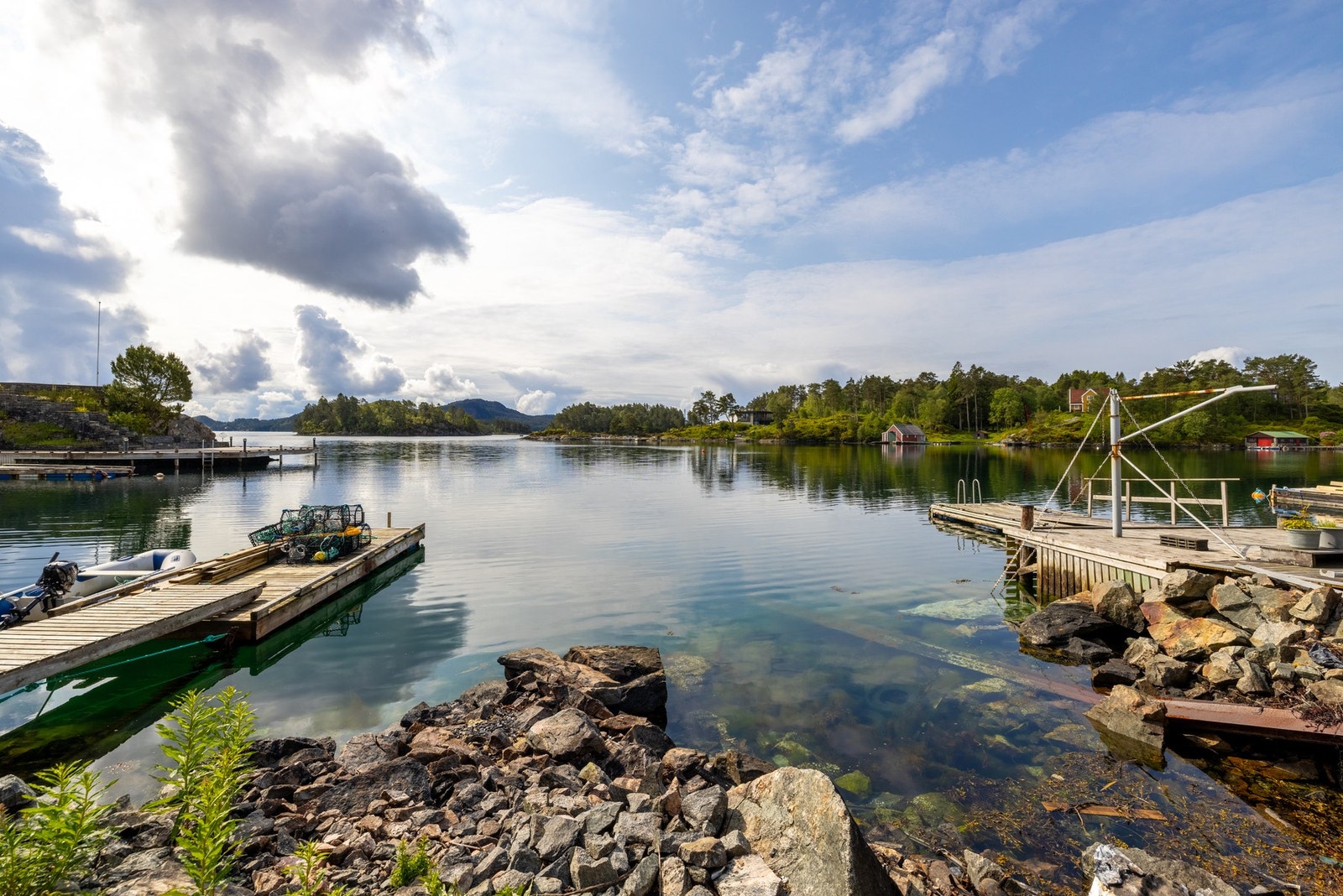 Nydelig naustetomt på Hjellestad med skjermet og idyllisk beliggenhet. Galleribilde