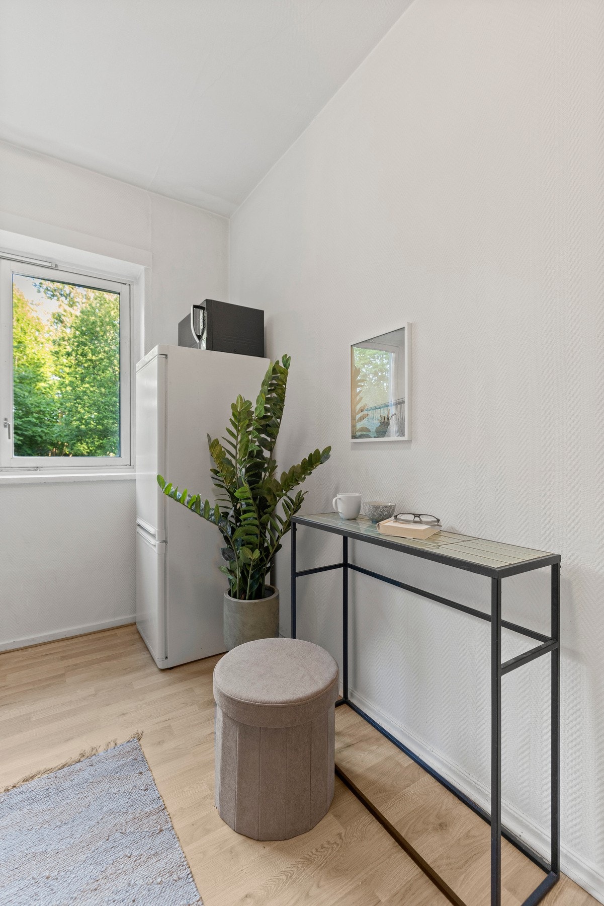 Det er plass til et lite frokostbord på kjøkkenet. Galleribilde