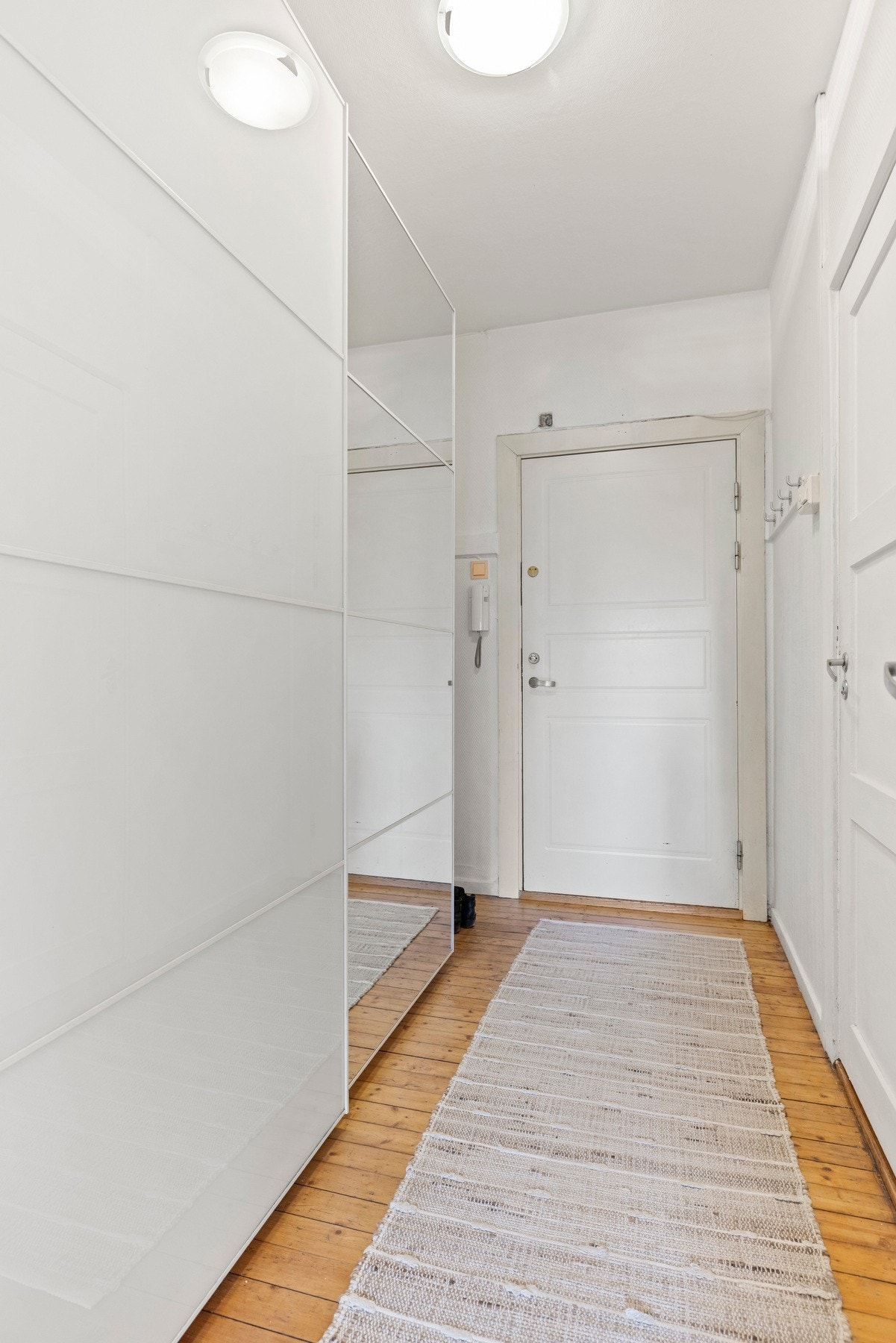 Lys og innbydende entré med god plass til å henge fra seg yttertøy i stort garderobeskap. Galleribilde