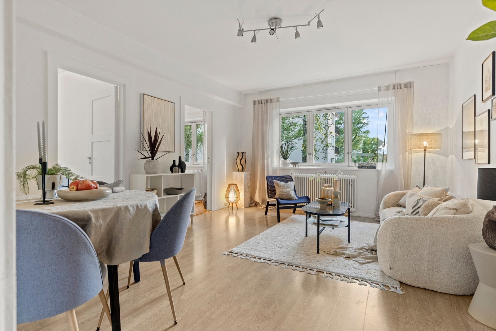 Stuen er stor og innbydende. Galleribilde