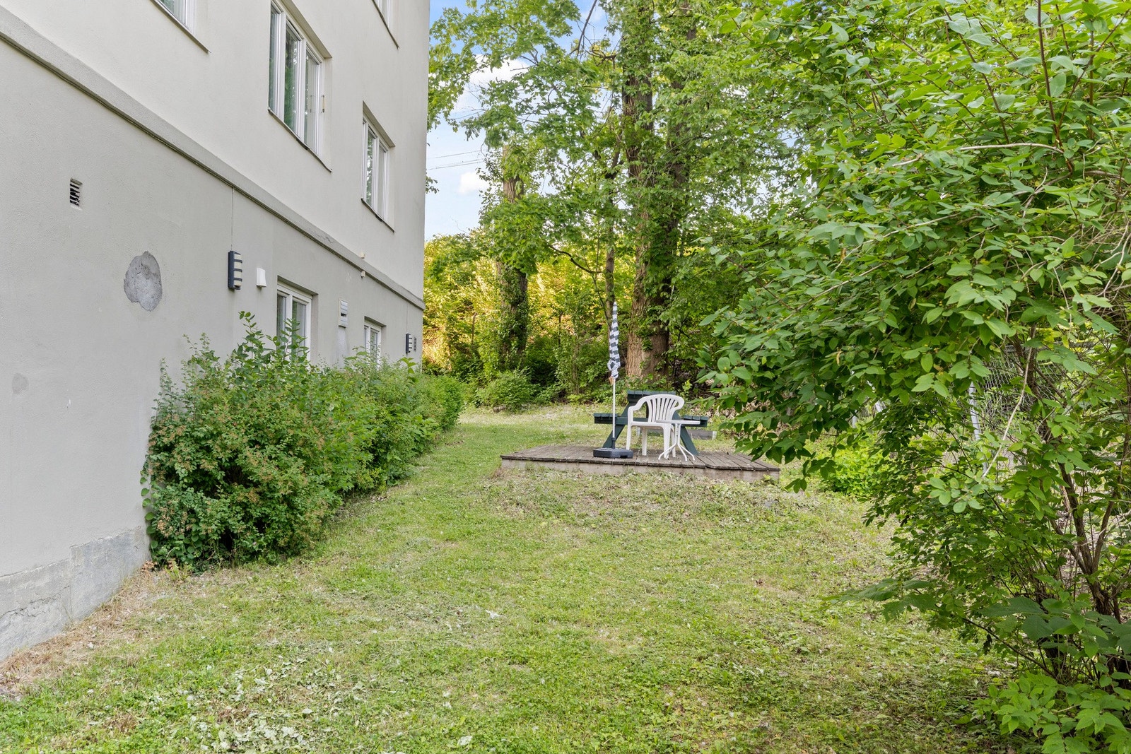 Fellesområdet er pent opparbeidet med sittegruppe, gressplen, beplantning og asfalterte veier. Galleribilde