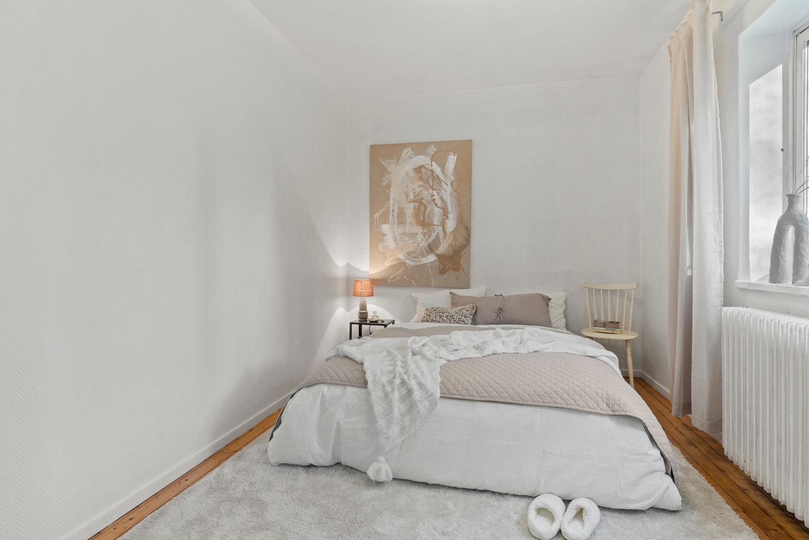 God plass til dobbeltseng og garderobeskap. Galleribilde