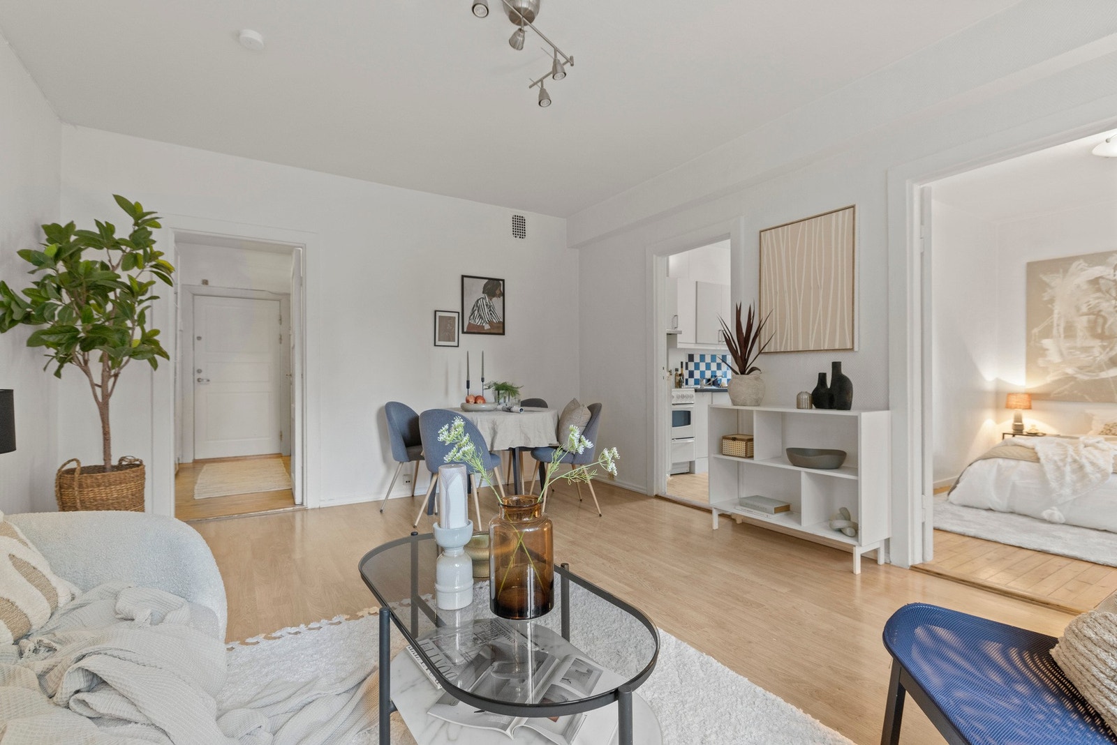 Ved omgjøring til 3-roms vil det være naturlig å plassere kjøkkenet i hjørnet ved spisebordet. Se alternativ plantegning. Galleribilde