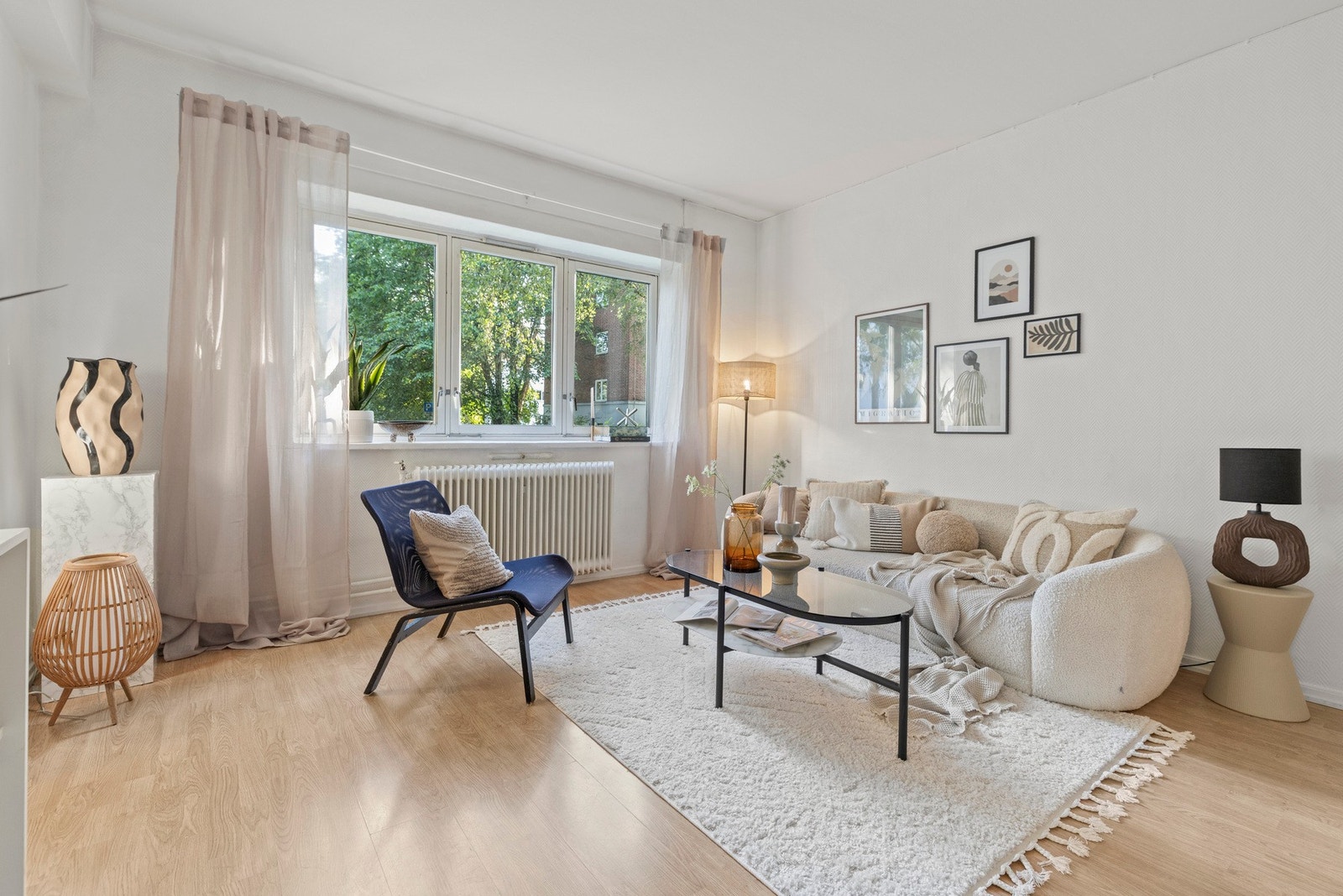 Dette er en hjørneleilighet med gode lysinnslipp fra to sider. Galleribilde